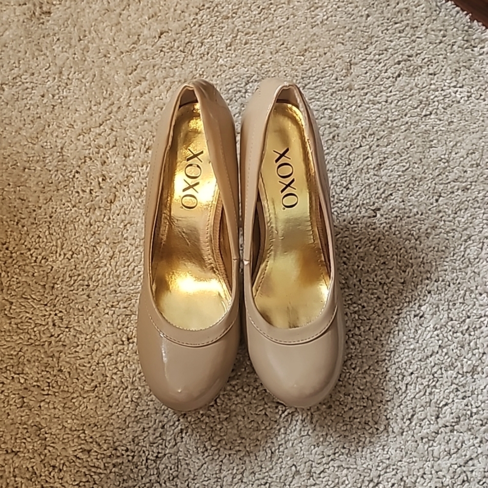 XOXO Beige patent platform pumps sz 7.5M